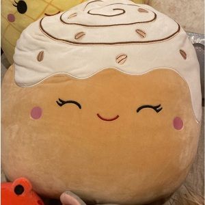 Cinnamon roll Squishmallow 16 in